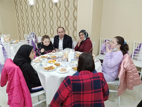 "Dünya Yetimler Günü" dolayısıyla yetim çocuklar için iftar programı düzenlendi.